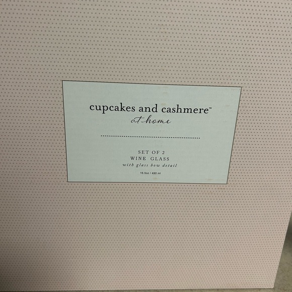 Cupcakes and Cashmere set of bow wine glasses NWT - Picture 3 of 3